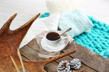 sıcak bir içecek fincan ile kış kompozisyon