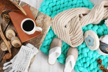 Bir bardak sıcak içecek.