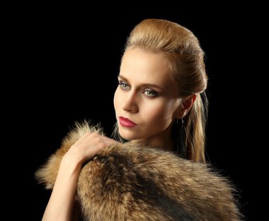 Güzel genç kadın lüks kürk ile