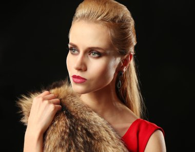 Güzel genç kadın lüks kürk ile