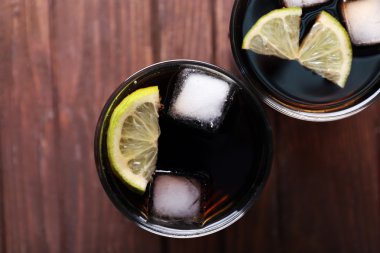 Kokteyl limon dilimleri ve buz ile