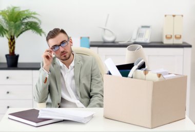 Kutusu ile iş adamı 