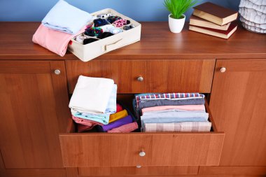 Düzgünce katlanmış giyim