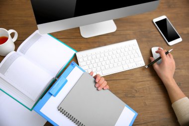 Pano ve kadın elinde defter