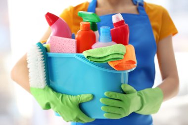 kadın temizlik malzemeleri ile havza tutar