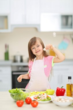 güzel küçük bir kız kesme 