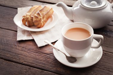 Süt çay eklerleri ile