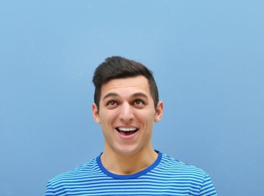 Gözlük çekici genç adam