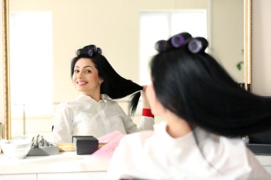 Güzel kadın kıvırcık yapma