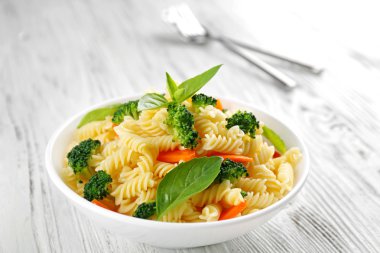 havuç, brokoli ve fesleğen ile makarna 