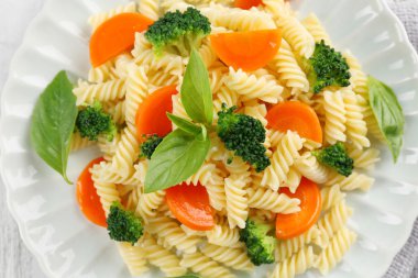 havuç, brokoli ve fesleğen ile makarna 