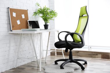 Dizüstü bilgisayarı olan modern işyeri