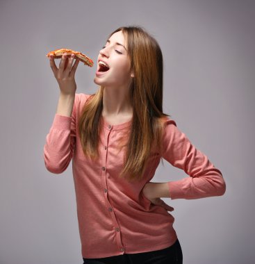 dilim sıcak pizza yemek kadın