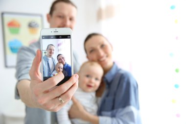 bir selfie bebek ile çekici çift