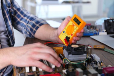 Erkek kontrol elektronik donanım eller 
