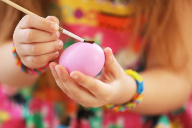 küçük kız dekorasyon Paskalya yortusu yumurta