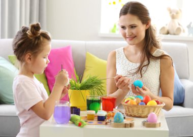 Anne ve kızı Paskalya yumurtaları dekorasyon