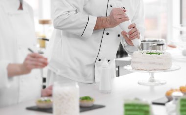 Şef'in dekorasyon meyve tart eller