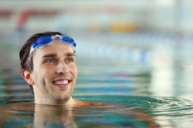 Yüzme havuzunda yakışıklı adam