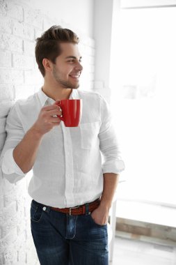 Yakışıklı adam kahve içiyor.