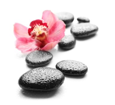 Spa taşlar ve güzel pembe orkide 