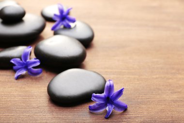 Yığın spa sıcak taş ve çiçek 