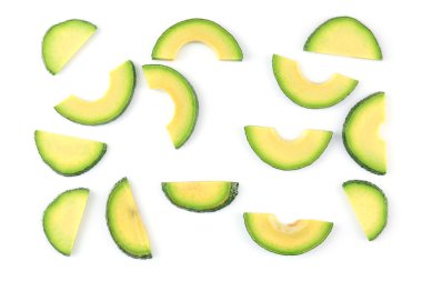 Avokado dilimleri izole