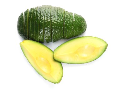 Avokado dilimleri izole