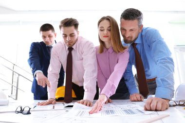 Genç mühendis ofiste çalışıyor