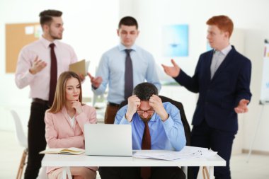 Genç mühendis ofiste çalışıyor