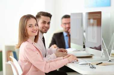 Genç mühendis ofiste çalışıyor