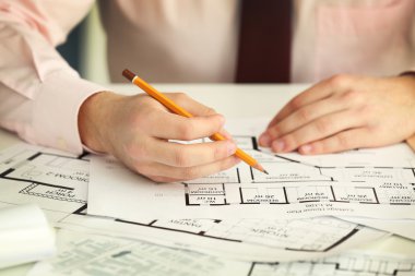 Genç inşaat mühendisi