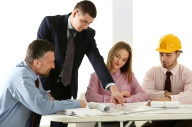 Genç mühendis ofiste çalışıyor