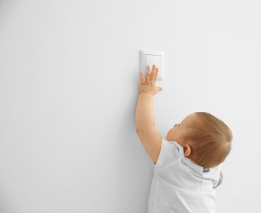 Küçük çocuk anahtarla oynuyor