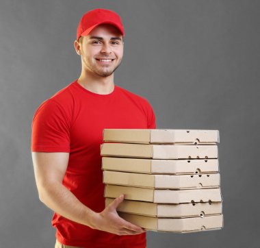 Pizzalı genç yakışıklı adam.  