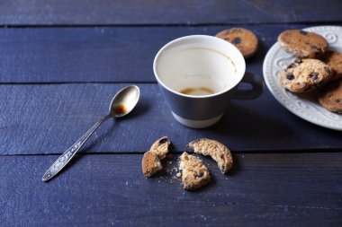 Boş kahve fincanı çerezler ile