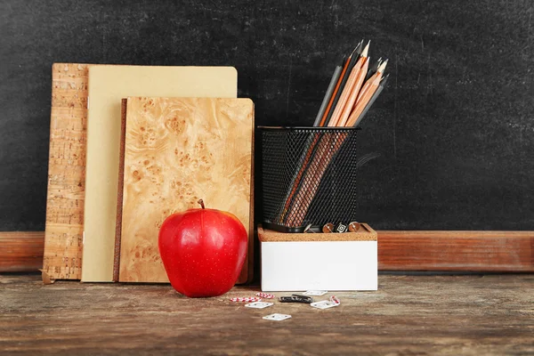 Schulbedarf auf altem Holztisch — Stockfoto