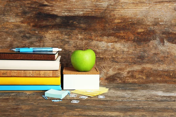 Material escolar sobre mesa de madera vieja — Foto de Stock