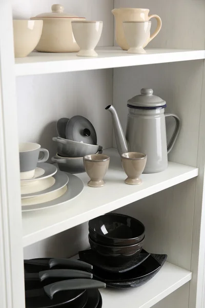 台所の棚に食器 — ストック写真