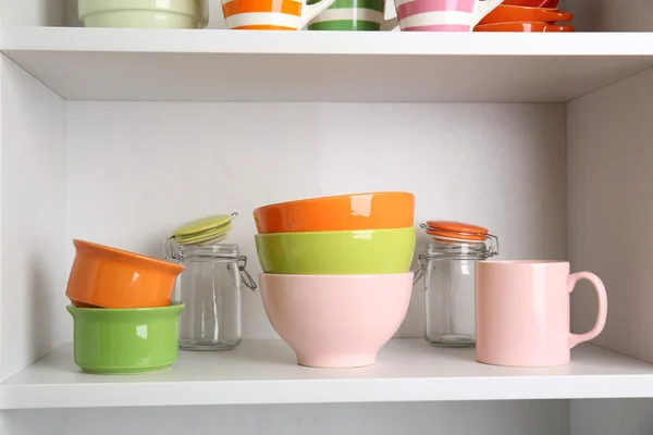 Servies op de planken in de keuken — Stockfoto