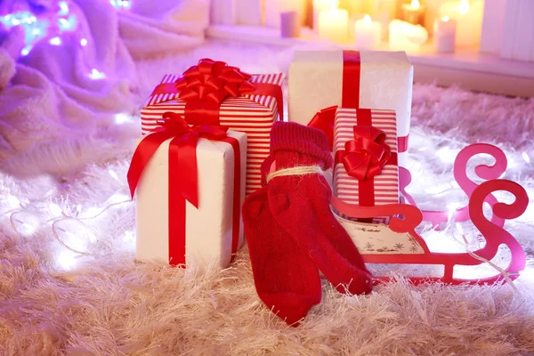 Kerstmis geschenkdozen en decoratie — Stockfoto