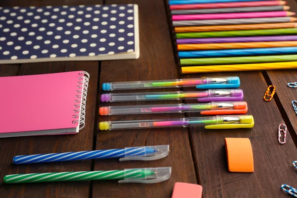 Set scuola con quaderni, penne colorate e matite — Foto Stock