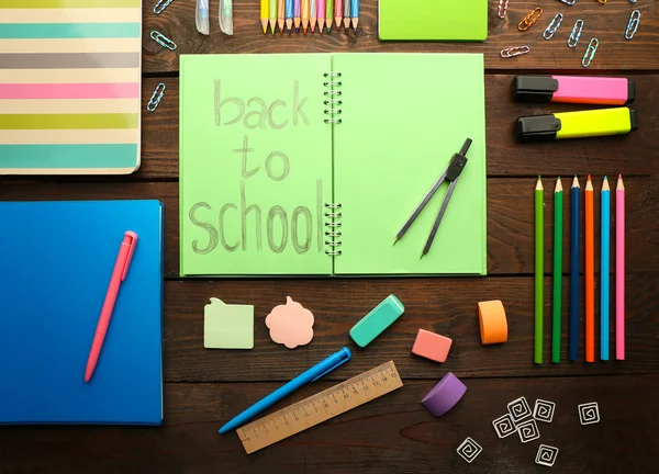 Conjunto escolar con inscripción de regreso a la escuela —  Fotos de Stock