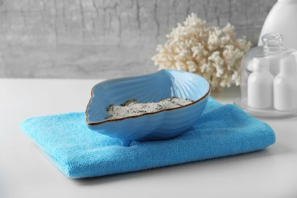 Соль в синей миске с полотенцем — стоковое фото