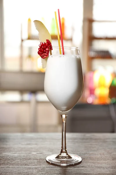 Glas cocktail op achtergrond — Stockfoto