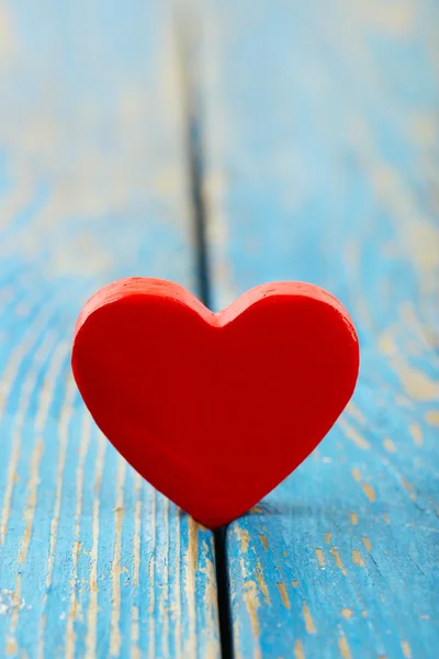 Dřevěné srdce na dřevěné pozadí — Stock fotografie