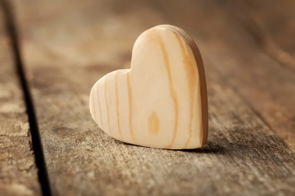 Corazones de madera sobre fondo de madera — Foto de Stock