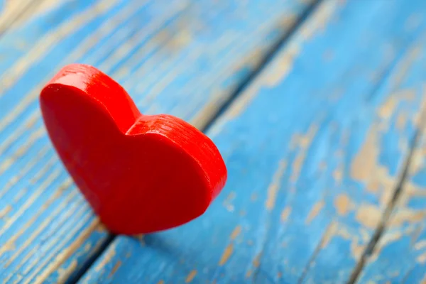 Corazones de madera sobre fondo de madera — Foto de Stock