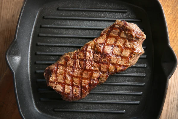 Gegrilltes Steak auf Grillpfanne — Stockfoto