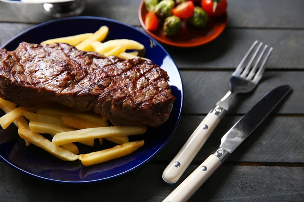 Grilovaný steak s hranolkama — Stock fotografie